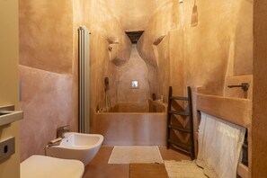 Shower, hair dryer, bidet, towels - Torre di Montosolo, a refuge surrounded by greenery 10 km from the center of Turin (Pino Torinese)