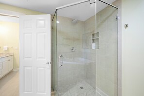 Shower, jetted bath, towels