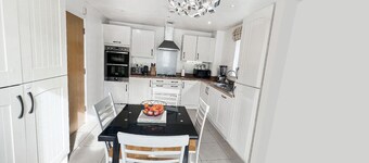 Modern, Comfy 6 bedroom house