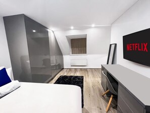 6 bedrooms, iron/ironing board, WiFi, bed sheets