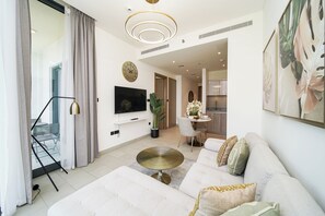 Appartement Luxe, balcon, vue ville | Salle de séjour | TV connectée de 55 pouces avec chaßnes numériques