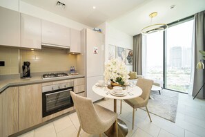 Appartement Luxe, balcon, vue ville | Restauration dans la chambre