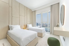 Luxury Apartment, Balcony, Marina View | Peti besi dalam bilik, langsir/tirai gelap terus