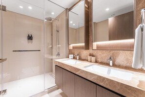 Căn hộ Cao cấp, ban công, quang cảnh bến du thuyền | Phòng tắm | Dép đi trong nhà 