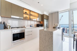 Luxury Apartment, Balcony, Marina View | Dapur peribadi | Kerusi tinggi
