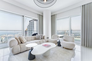 Luxury Apartment, Balcony, Marina View | Ruang tamu | Mainan