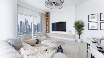 Luxury-Apartment, Balkon, Blick auf den Jachthafen | Wohnbereich | Kinderspielzeug