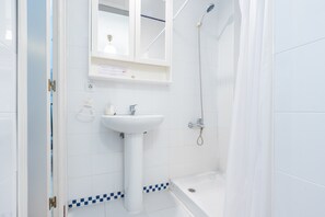 Douche, séchoir à cheveux, serviettes fournies