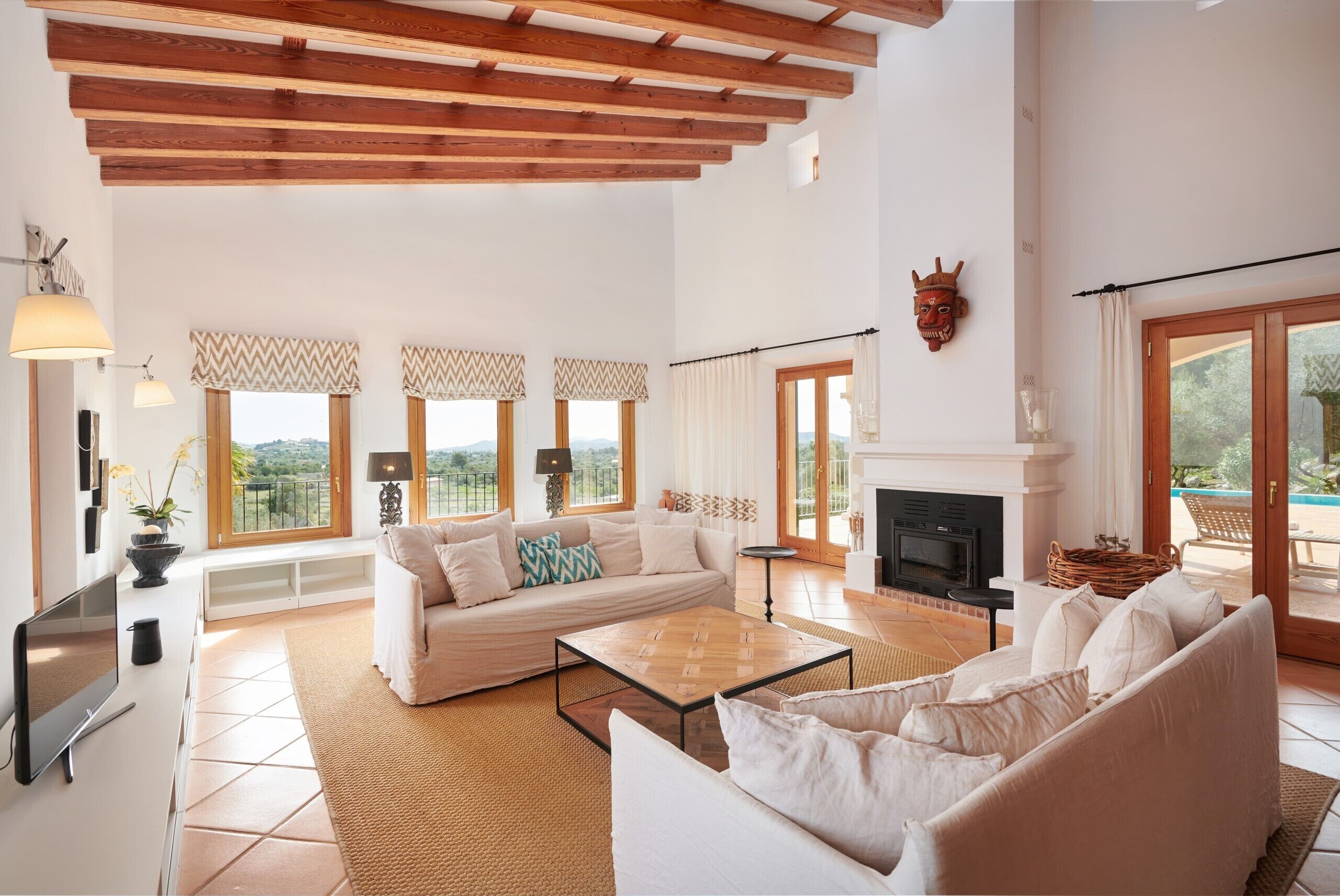 Una televisión, una chimenea