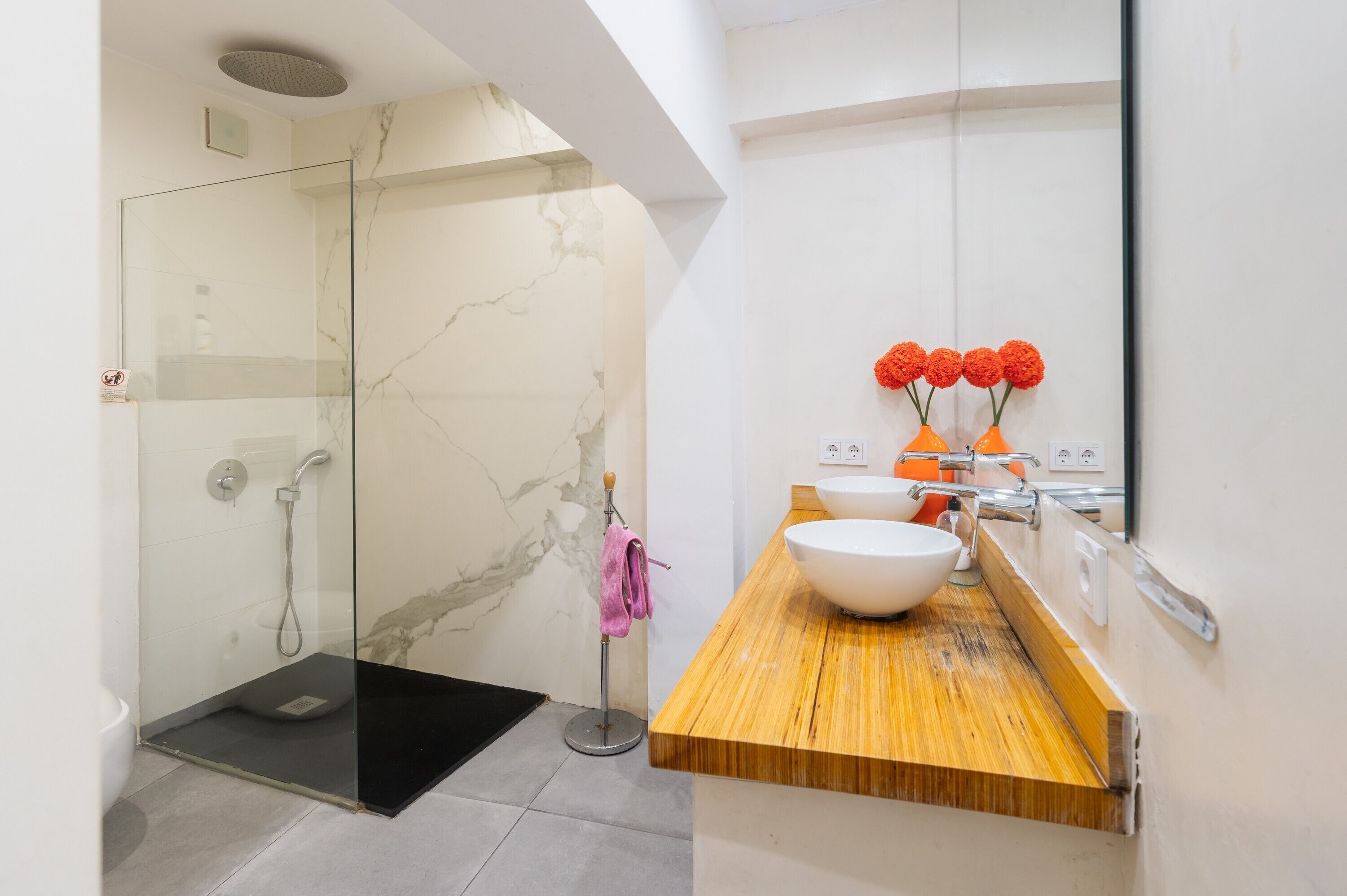 Douche, sèche-cheveux, serviettes fournies
