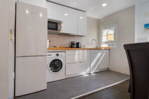 Kylskåp, mikrovågsugn, spishäll och diskmaskin