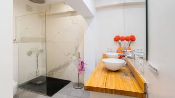 Een douche, een haardroger, handdoeken