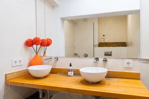 Shower, hair dryer, towels - Apartment 'Moderno Y Luminoso' with Wi-Fi and Air Conditioning (Sevilla)