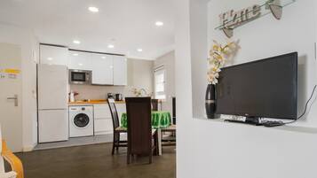 Een koelkast, een magnetron, een kookplaat, een vaatwasser