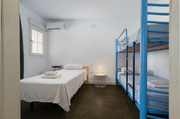 2 habitaciones, tabla de planchar con plancha, wifi y ropa de cama 
