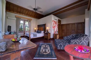 Deluxe suite | Een kluis op de kamer, een bureau, een laptopwerkplek