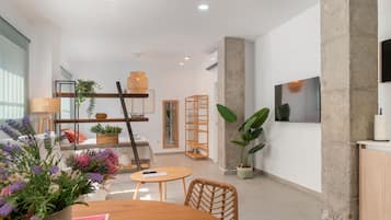 1 dormitorio, tabla de planchar con plancha, wifi y ropa de cama