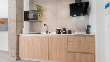 Frigorífico, microondas, placa de cocina y cafetera o tetera