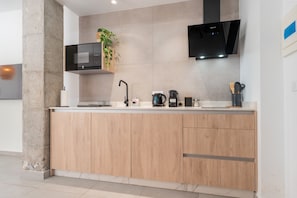 Frigorífico, microondas, placa de cocina y cafetera o tetera