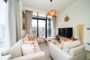 Executive Apartment, Balcony, City View | Living room