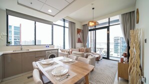 Apartemen Eksekutif, balkon, pemandangan kota | Makan di kamar
