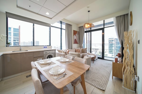 Executive Apartment, Balcony, City View | In-room dining