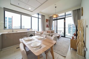 Appartement Exécutif, balcon, vue ville | Restauration dans la chambre
