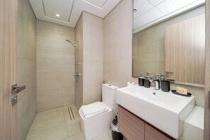 Executive Apartment, Balcony, City View | Bathroom | Hair dryer, towels, soap, shampoo