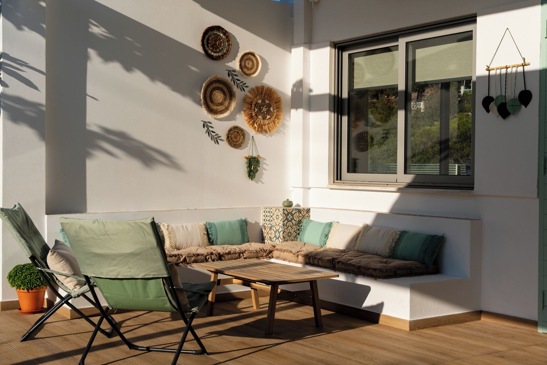 Un salon moderne avec un canapé d’angle, une table basse en bois et une chaise pliante verte.