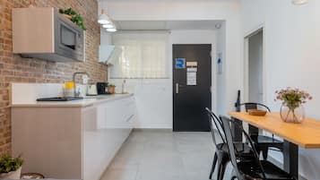 Frigorífico, microondas, placa de cocina y cafetera o tetera