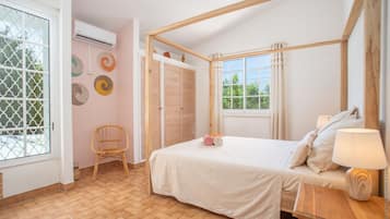 5 bedrooms, desk, iron/ironing board, free WiFi
