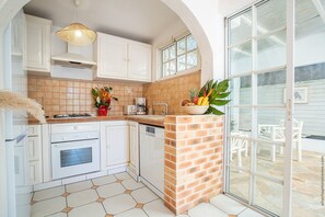 Een koelkast, een microgolfoven, een oven, een vaatwasser