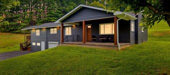 Bucks Mountain Paradise- Fast Wifi, Hot Tub, Game Table, and cozy fireplace