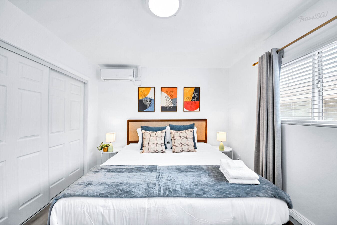 Tabla de planchar con plancha, wifi gratis y ropa de cama 