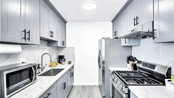 冰箱、微波炉、烤箱、炉灶