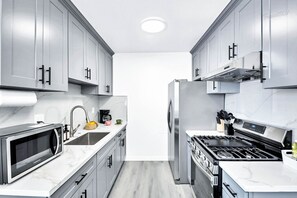 冷蔵庫、電子レンジ、オーブン、コンロ