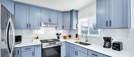 Jääkaappi, mikroaaltouuni, uuni, liesi