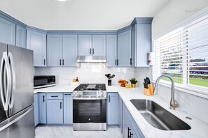 冰箱、微波炉、烤箱、炉灶