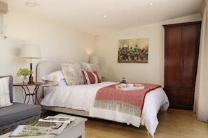 3 bedrooms, desk, iron/ironing board, WiFi