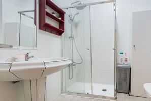 Dusj, hårføner og håndklær