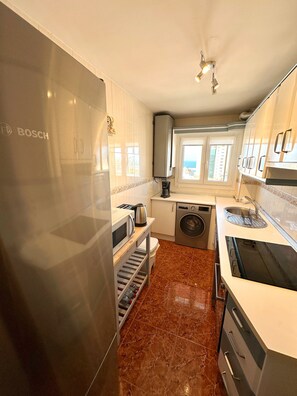 Kühlschrank, Mikrowelle, Ofen, Geschirrspüler