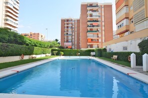 Piscina rodeada por edifícios de apartamentos.