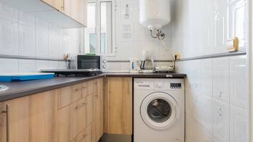 Frigorífico, microondas, placa de cocina y cafetera o tetera