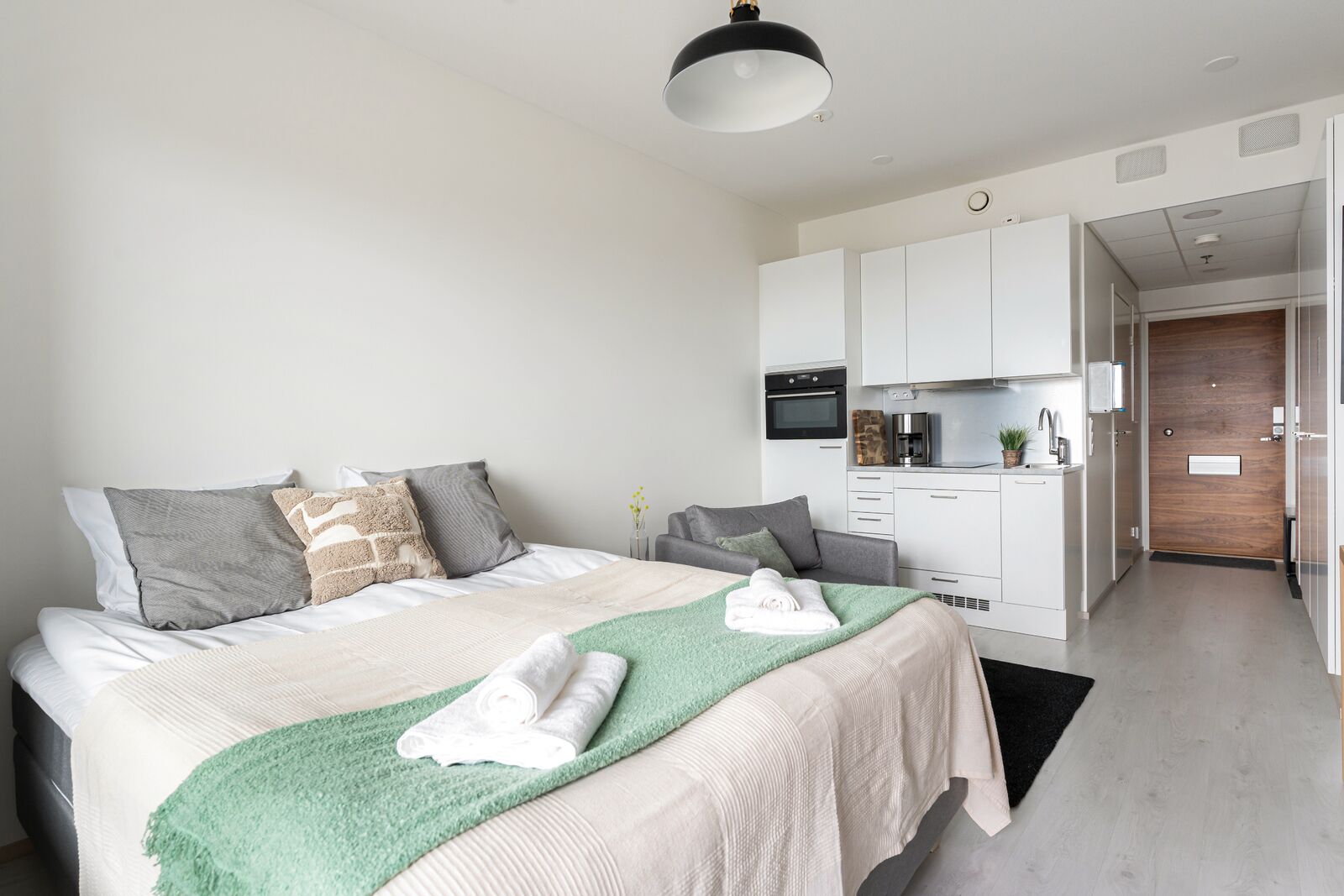 Superior trippelrum - balkong - utsikt mot staden | Individuell inredning, unika möbler, skrivbord och arbetsyta för laptop