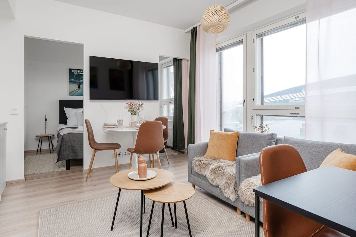 Kondominium Comfort, pemandangan kota | Area keluarga | Televisi layar datar 65-inci dengan saluran TV kabel