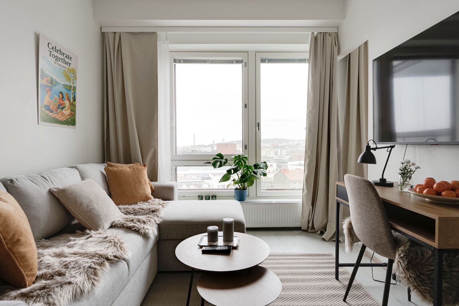 Superior-huoneisto, 1 suuri parisänky ja vuodesohva | Oleskelualue | 55–tuumainen taulutelevisio, jossa kaapelikanavat