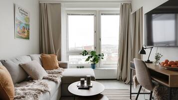 Superior-huoneisto, 1 suuri parisänky ja vuodesohva | Oleskelualue | 55–tuumainen taulutelevisio, jossa kaapelikanavat