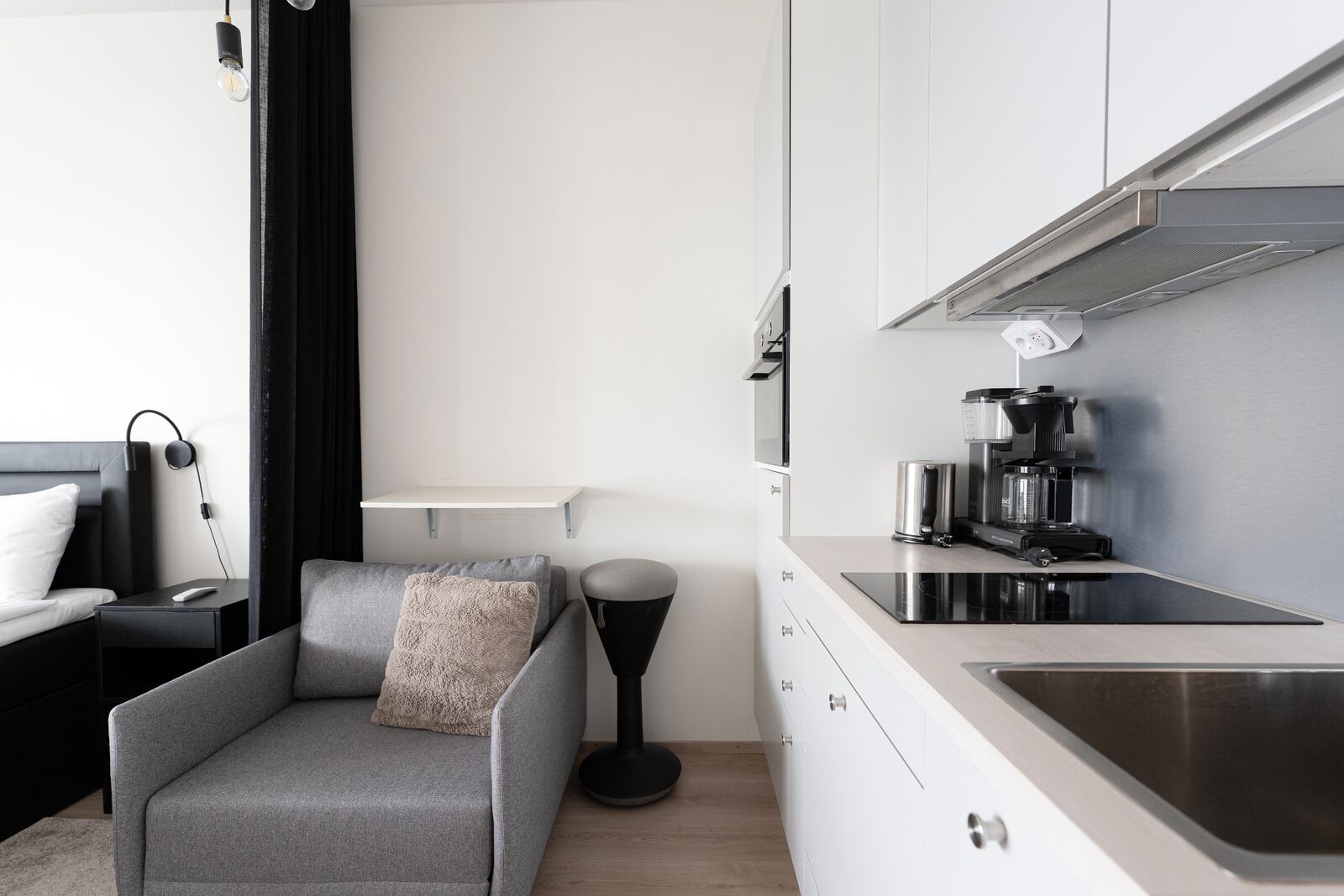 Habitación triple superior, balcón, vista a la ciudad | Decoración personalizada, muebles diferentes y escritorio 