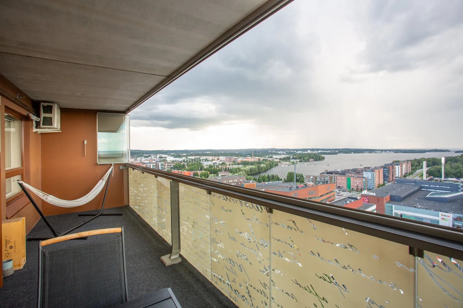 Perhehuoneisto, sauna, kaupunkinäköala | Terassi/patio