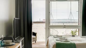 Kolmen hengen superior-huone, parveke, kaupunkinäköala | Huoneen varustelu